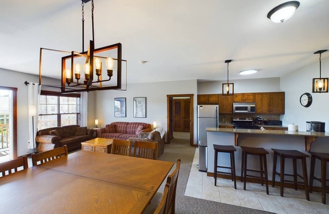 Soaring Eagle! Ski-in/Ski-out Luxury Condo. Garage, Community Hot Tubs, Gym.