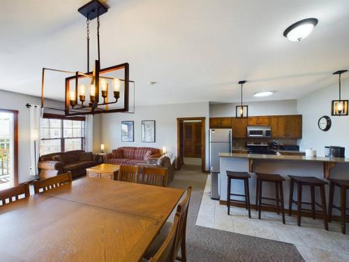 Soaring Eagle Ski-in - Ski-out Condo With Hot Tubs