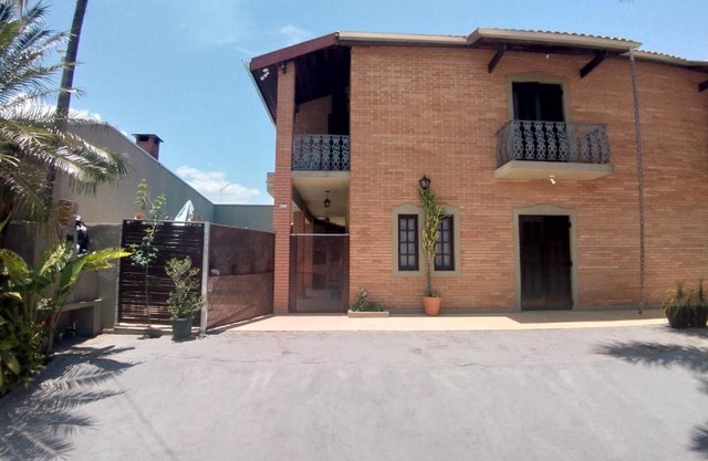 Sobrado com piscina em condomíno fechado a 150 M da praia