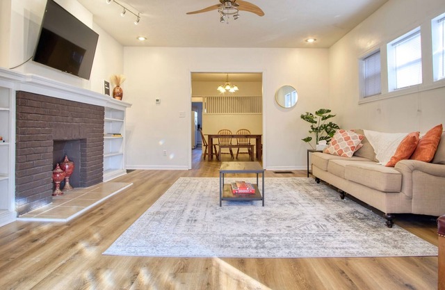 SoBro Bungalow! Stay close to everything in Indy!