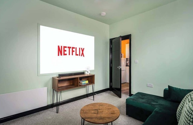 Doncaster-3 Bedroom Social Media House -Projectors-Parking-WiFi