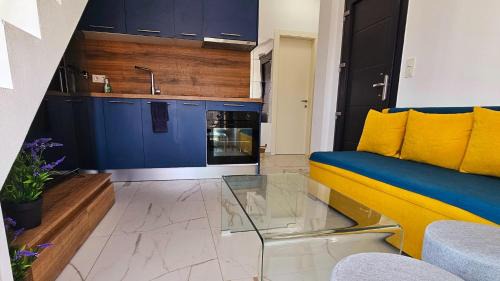 Sofia's Loft with Pool Access