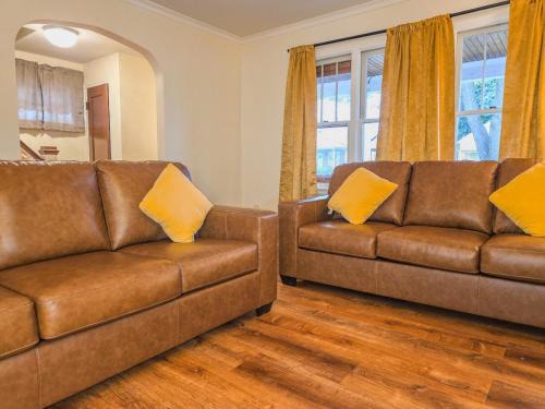 Soft Sheets & Sweet Dreams - 3 Bedroom Home with Driveway