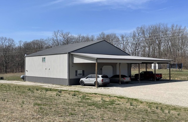 SOLAR ECLIPSE! Lodge on10ac open field. 4 bed, 1 bath. Family/Pet friendly