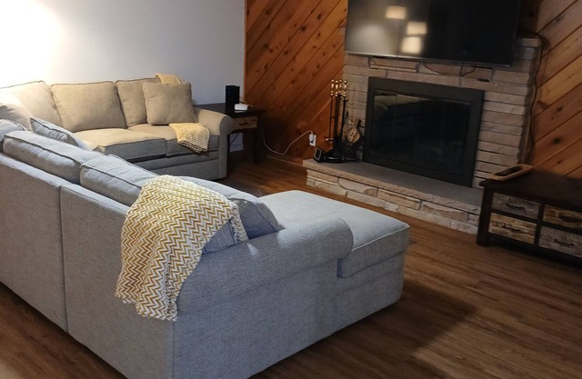 Solar-powered home sleeps 11 near golf courses, hockey & baseball.