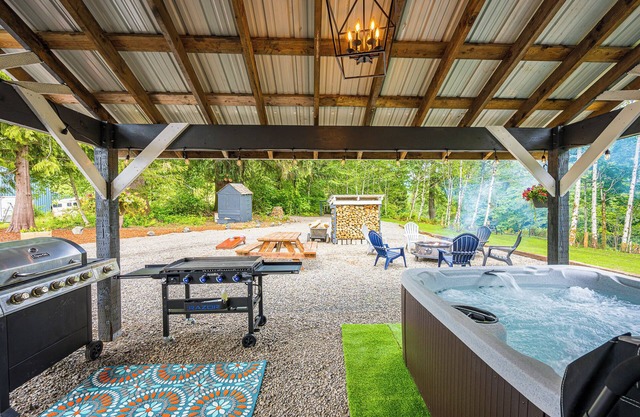 Solduc Riverfront 3B/2B home near Forks. Centrally located to all ONP entrances.