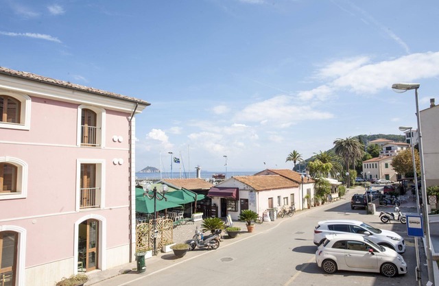 Two-room Luna on the seafront of Cavo