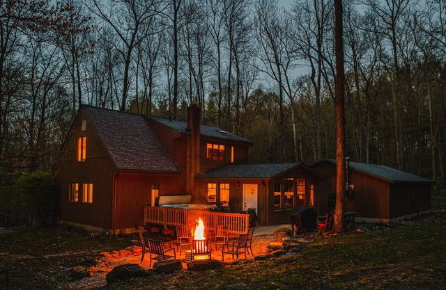 Solitude- Luxury Cabin On 22 Acres, Hot Tub, Fireplace, Firepit, A/C Skiing!