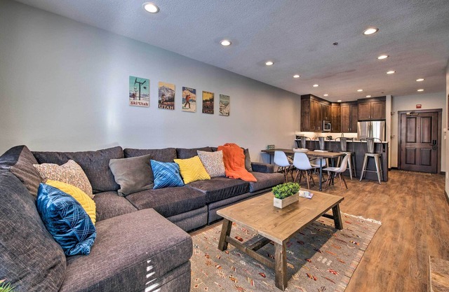 NEU! Einsamkeit Slopeside Ski Condo mit Whirlpool!