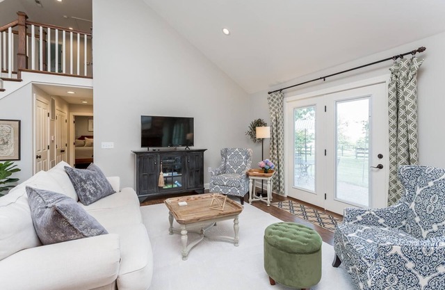Solon Serenity: A Beautiful, Serene Setting with Mtn Views, Weekly and Monthly Discounts!