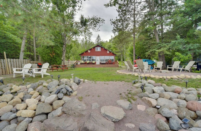 Lakefront Cabin mit 32 ’Dock + Ruder & Paddelbooten!