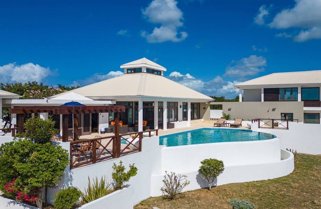Songbird Villa / Stunning 3BR, Sleeps 8 Private Ocean & Pool Front Villa on 1 Acre