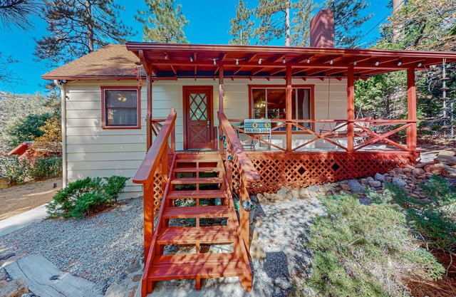 Songbird Cottage - Mountain-view cabin with fireplace & dog-friendly yard