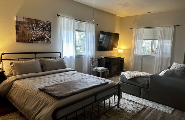 Sonia's Guest Suite in Montesano -Gateway to Olympic National Park
