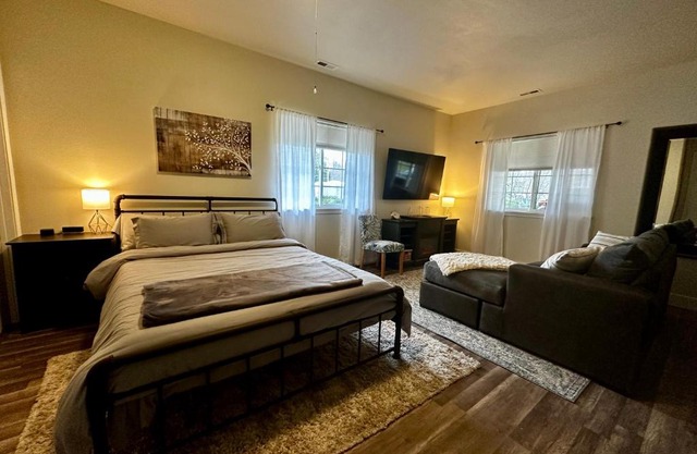 Sonia's Guest Suite in Montesano-Gateway to Olympic National Park