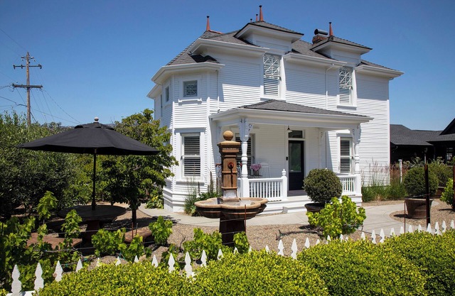 Umgestalteter Sonoma County Grenzstein mit Pool und heißer Wanne. Gehen Sie nach Geyserville.
