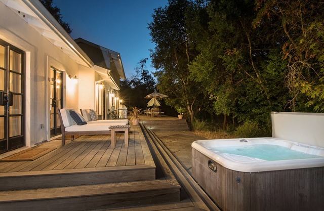 ELEGANTE CREEKSIDE VILLA, Pool, Spa, Boccia, geschlossener Kreis dr, Rasen, Tesla Ladegerät
