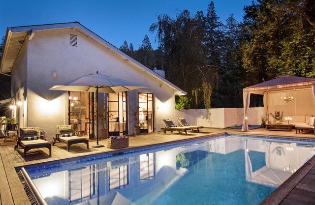 ELEGANTE CREEKSIDE VILLA Pool, Spa, Boccia, Rasen, mit einem Gatter versehen, privat, Tesla Ladegerät