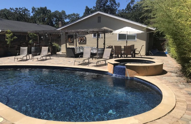 Pool, Spa, Riesige Hinterhof, 2 Meilen von Sonoma Square und 0,5 von Weinkellereien