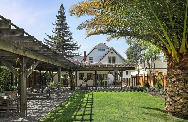 Sonoma Victorian in Heart of Sonoma