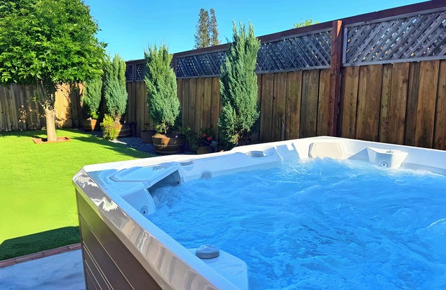 Cul-de-Sac, King Bed, BBQ, Stocked Kitchen, Washer+Dryer, Salt Water Hot Tub