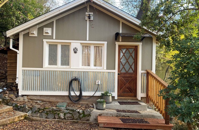 Sonora Treehouse Cottage. Charming studio w/ AC & WiFi in quaint historic town