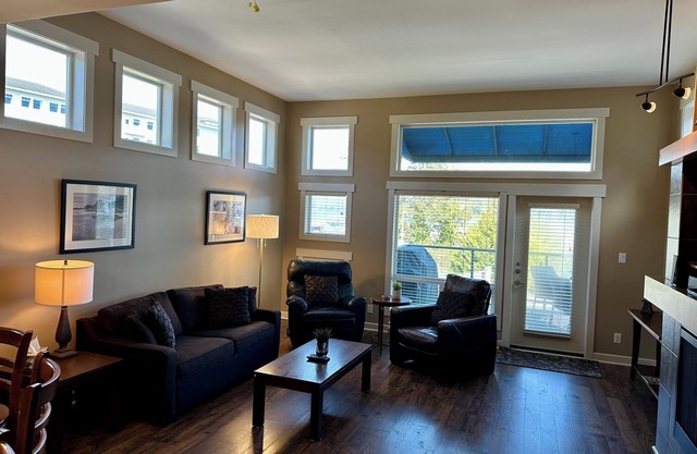 Sooke Harbour Penthouse - King Suite