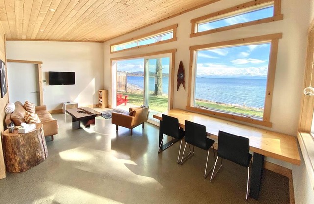 Sooke Oceanfront with hot tub and King bed!
