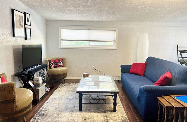 Sooke's Downtown Retreat; comfort and convenience in the heart of town!