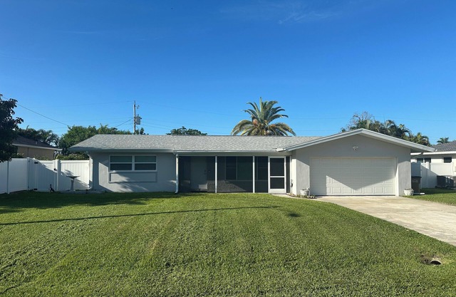 Soothing 2-bedroom house with AC, Pool & Hot tub with Privacy in Cape Coral