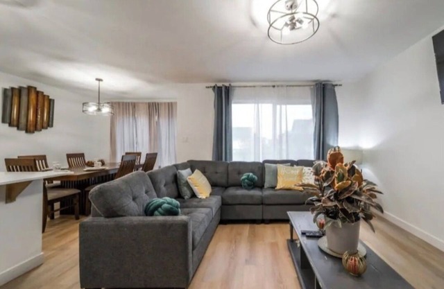 Soothing 3BDRM-King house near ice rink and golf course with WiFi in Stony Plain
