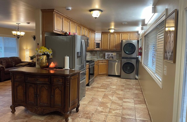 Soothing 4 bedroom plus home office house with Wi-Fi in Mountlake Terrace