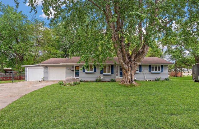 Soothing 5-bedroom house with AC in charming Willmar