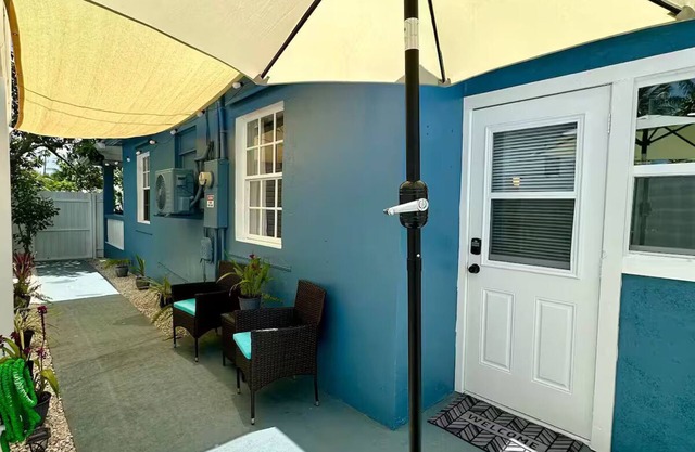 Soothing apartment with AC in vibrant West Palm Beach