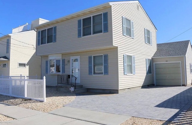 Soothing, Beach Block, 5-bedroom house with AC in Silver Beach, Lavallette