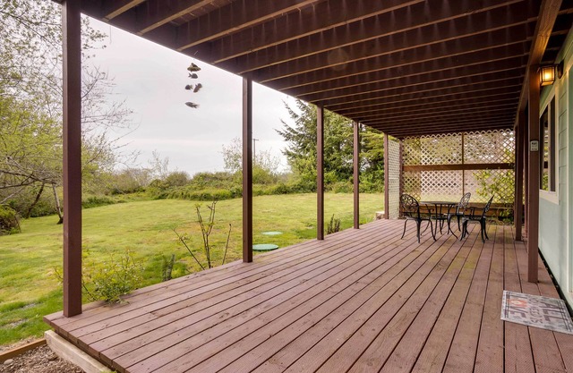 Soothing Studio w/ Lush Views: 2 Mi to Beach!