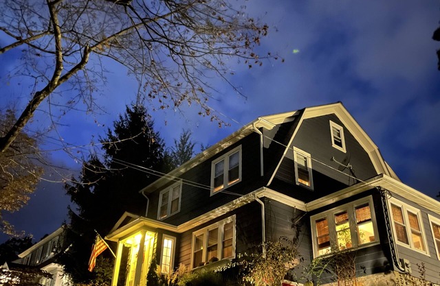 Cheerful, Bright & Spacious 3 BR home with hot tub