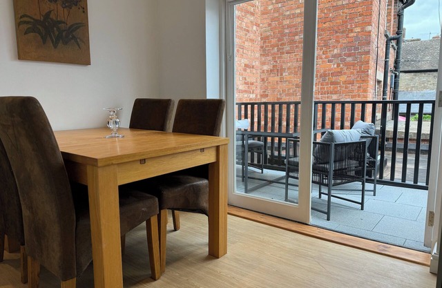 Sophisticated and spacious town centre apartment with roof terrace for 4 guests