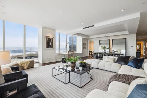 Sophisticated apartment w breathtaking views
