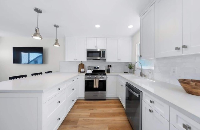 Sophisticated Comfort 2BR Condo w/ Parking