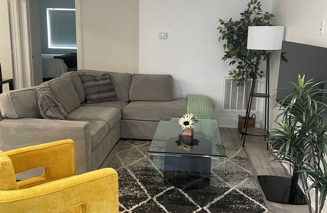 Sophisticated, comfortable and convenient 1-bdrm apt in Downtown Dallas.