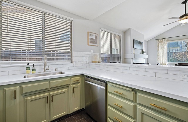 Sophisticated River Bluff Retreat - PRO CLEAN