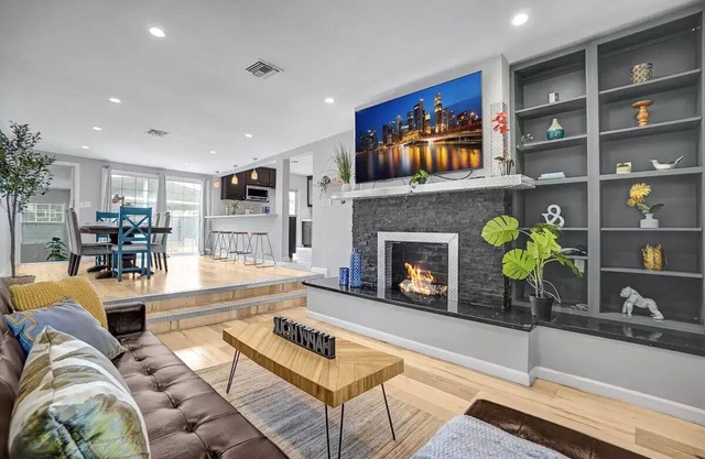 Sophisticated Stylish Near Disneyland!