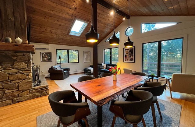 Sophisticated and secluded Lenox Mt retreat minutes from Tanglewood. New listing