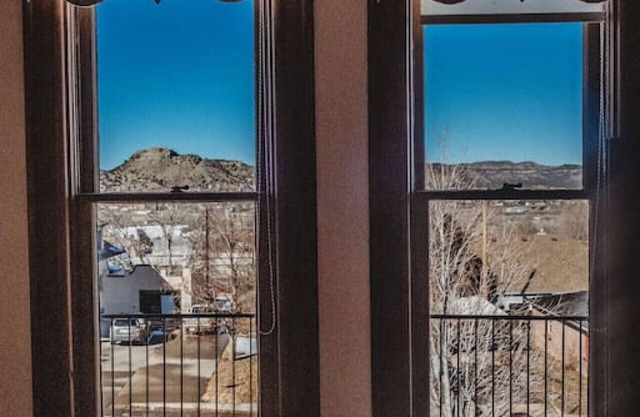 Sorrentino Suite · Grand Suite in Charming Historic Mansion!