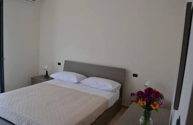 Sorrento room, room with private bathroom, 20 Min from Pompeii, 40 from Sorrento and Amalfi