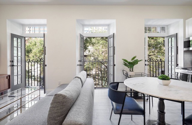 Sosuite | Juliet Balcony 1BR Apt w Laundry, Desk