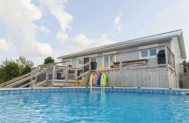 Sou'West Sunshine Cottage with Hot tub and Pool