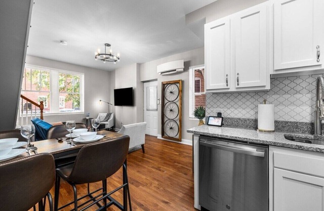 Soulard Gem Dual Master 2BR w/ own EnSuites & Deck