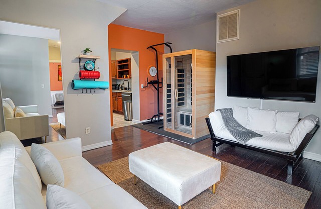 Soulard King 1BR - Personal Gym and Sauna Oasis